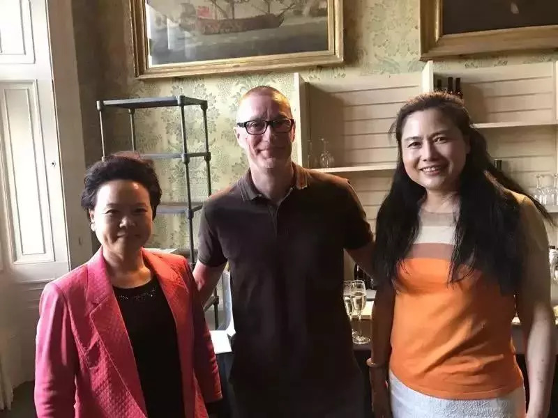浙江省貿促會(huì )吳桂英會(huì )長(cháng)、英國諾丁漢郡政府首席執行官安東尼·梅先生與陶曉鶯董事長(cháng)親切交談.jpg