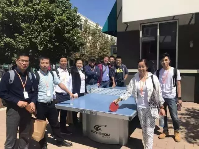 陶曉鶯董事長(cháng)隨代表團到Facebook參觀(guān)考察（據說(shuō)扎克伯格在工作閑暇之余會(huì )來(lái)此打乒乓）.jpg