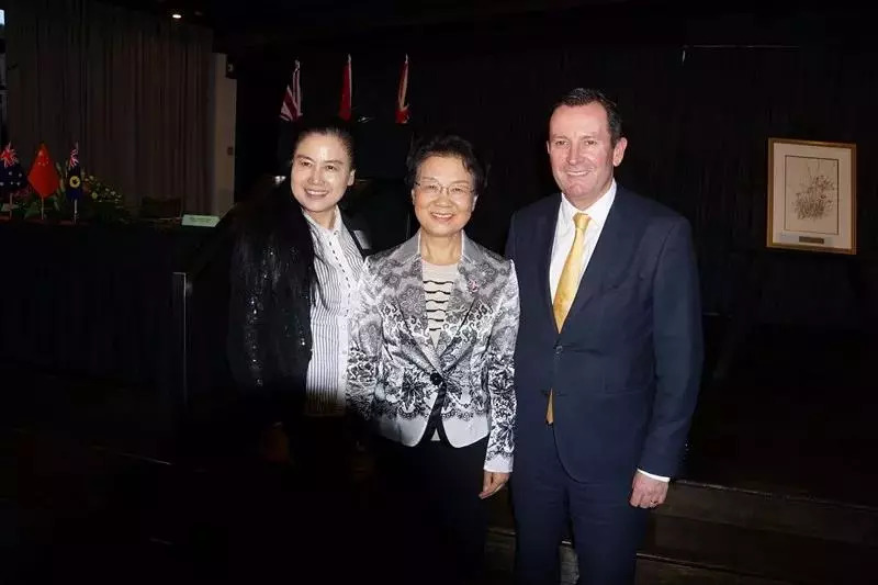 省政協(xié)主席喬傳秀（中）、澳大利亞西澳州州長(cháng)Mark McGowan（右）與陶曉鶯董事長(cháng)（左）在經(jīng)貿交流會(huì )上親切交流.jpg