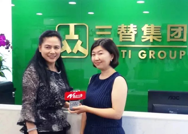 陶曉鶯董事長(cháng)與浙江之聲記者合影.jpg